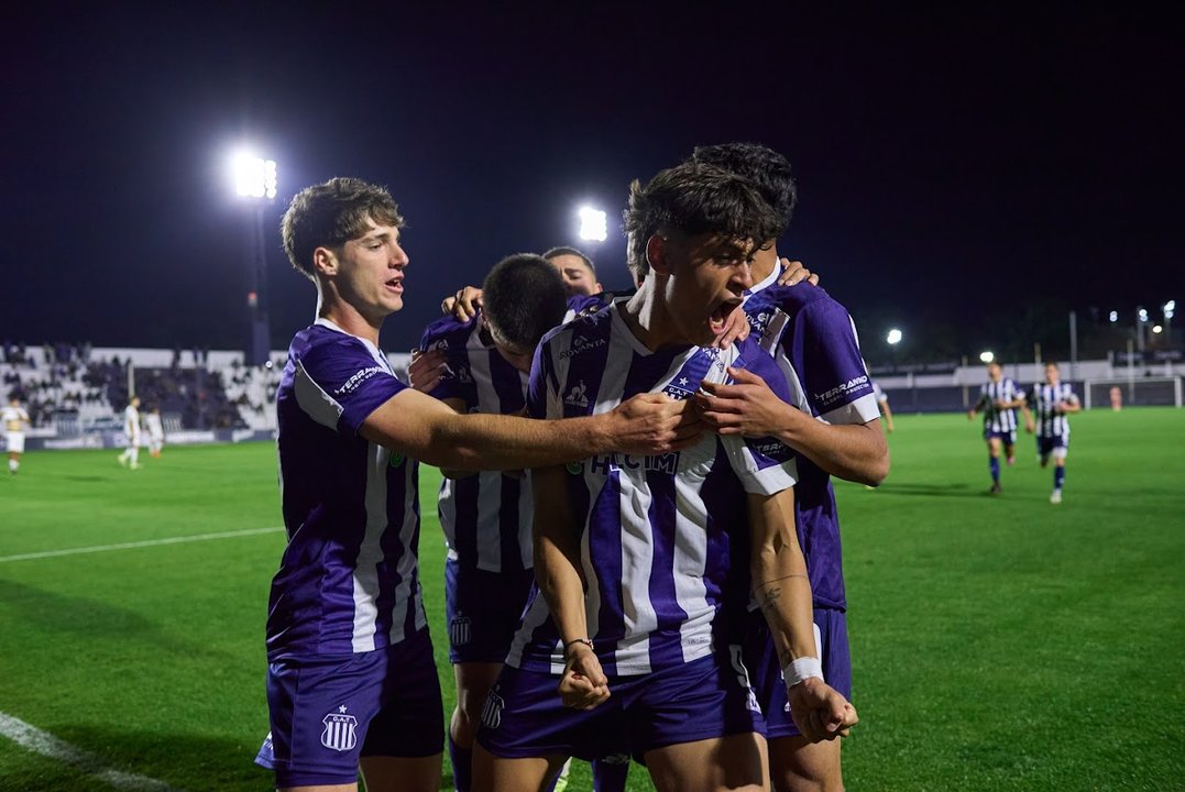 Talleres venció a Riestra en Reserva y los hinchas le reclamaron a Tévez: Poné a los pibes thumbnail
