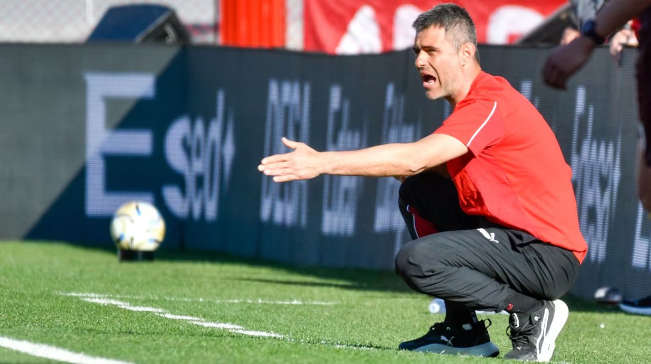 Julio Vaccari renunció como técnico de Independiente tras la derrota ante Banfield thumbnail