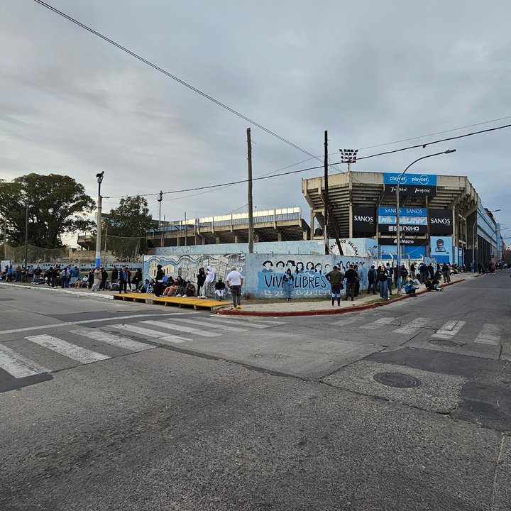 Fiebre celeste en Alberdi: con largas colas, arrancó la venta de entradas para la Copa Argentina thumbnail