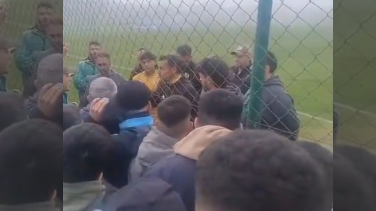 Tensión en Aldosivi: hinchas apretaron a Farré y al plantel en plena práctica thumbnail