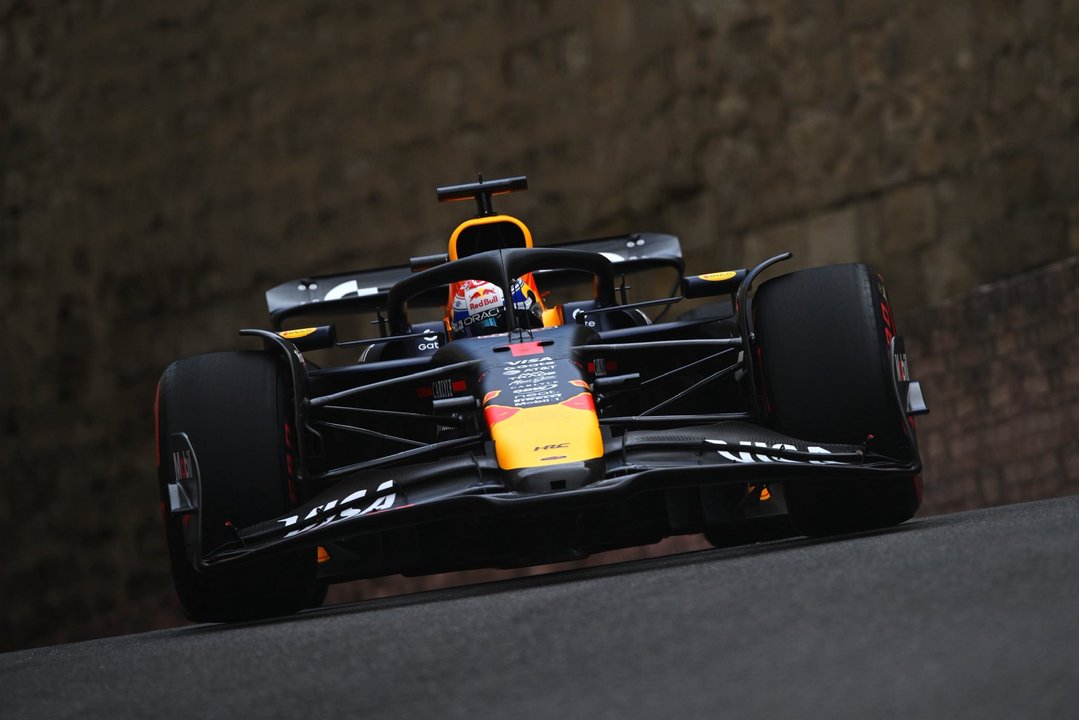 Imparable: Verstappen se quedó con la pole en Bakú en un cierre apretado thumbnail