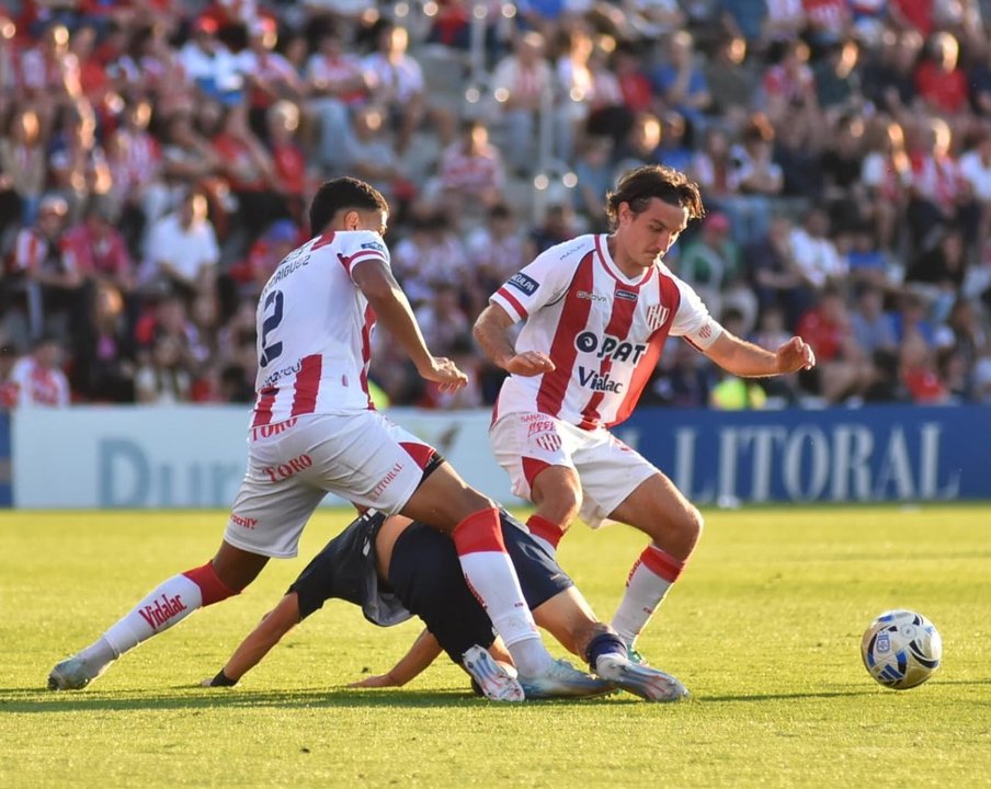 Dos tantos en contra y un golazo de taco en el vibrante empate entre Unión e Independiente Rivadavia thumbnail