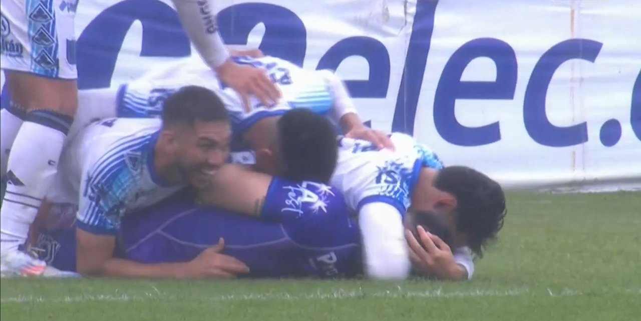 Un gol increíble: el arquero de San Telmo anotó desde 80 metros thumbnail
