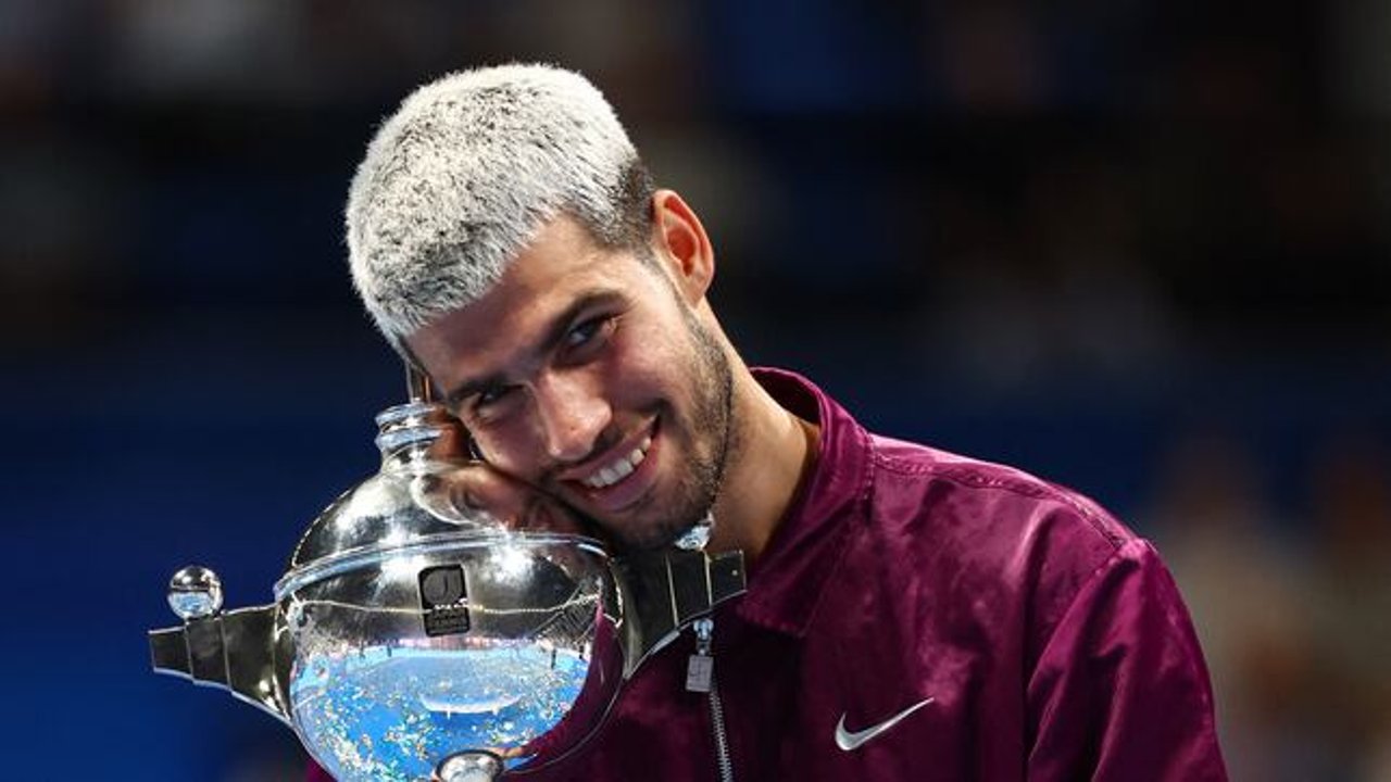 Carlos Alcaraz venció a Taylor Fritz y gritó campeón en Tokio thumbnail