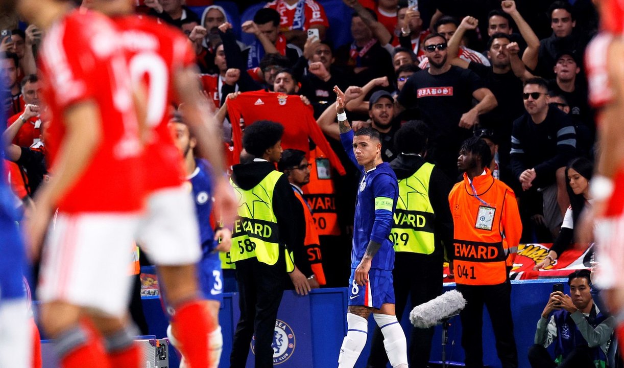 Enzo Fernández, agredido con proyectiles en su reencuentro con Benfica por la Champions League thumbnail