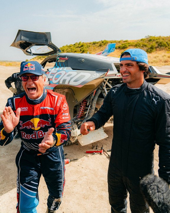 Carlos Sainz Jr. probó el auto del Dakar de su padre y el video se volvió viral thumbnail