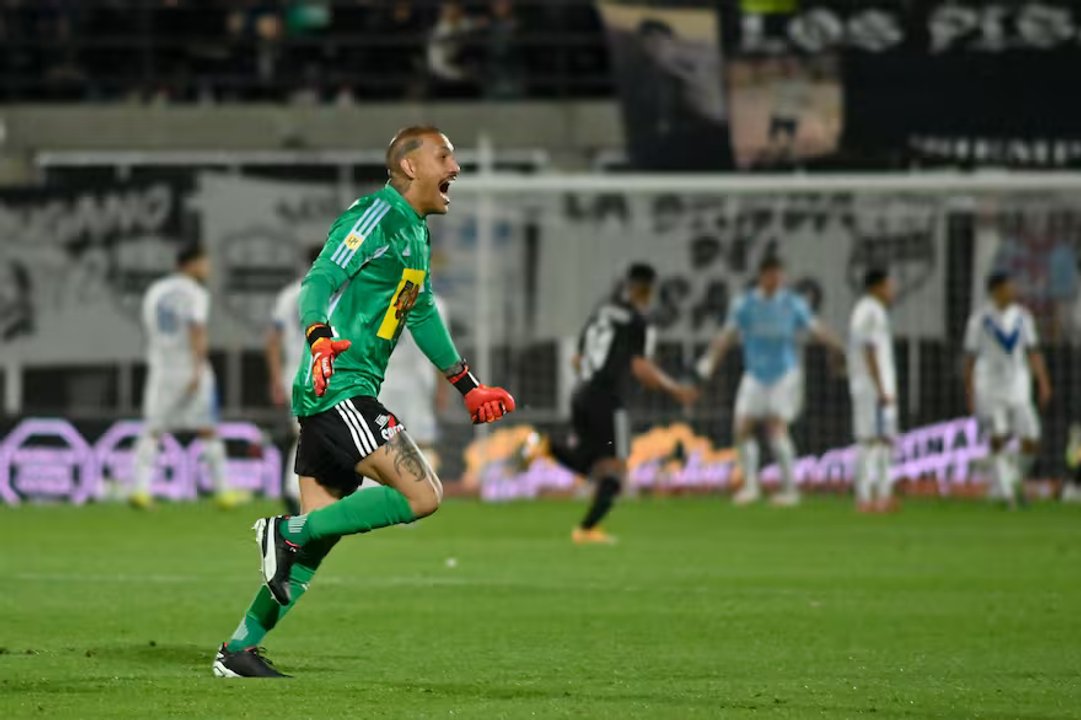Riestra probó de su propia medicina en el partido contra Vélez thumbnail