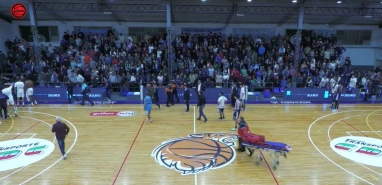 Susto en Atenas: un jugador se desmayó y tuvo que ser trasladado al hospital thumbnail