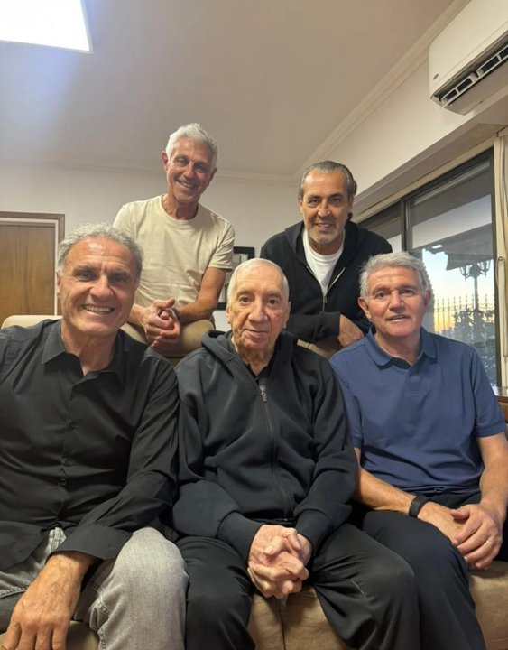 Cuatro campeones del 86 visitaron a Carlos Bilardo en su domicilio en Buenos Aires thumbnail