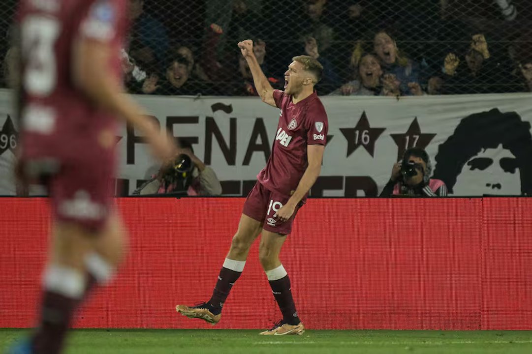 Lanús logró su pase a la final de la Sudamericana tras vencer a la U. de Chile en una épica batalla marcada por el VAR. thumbnail