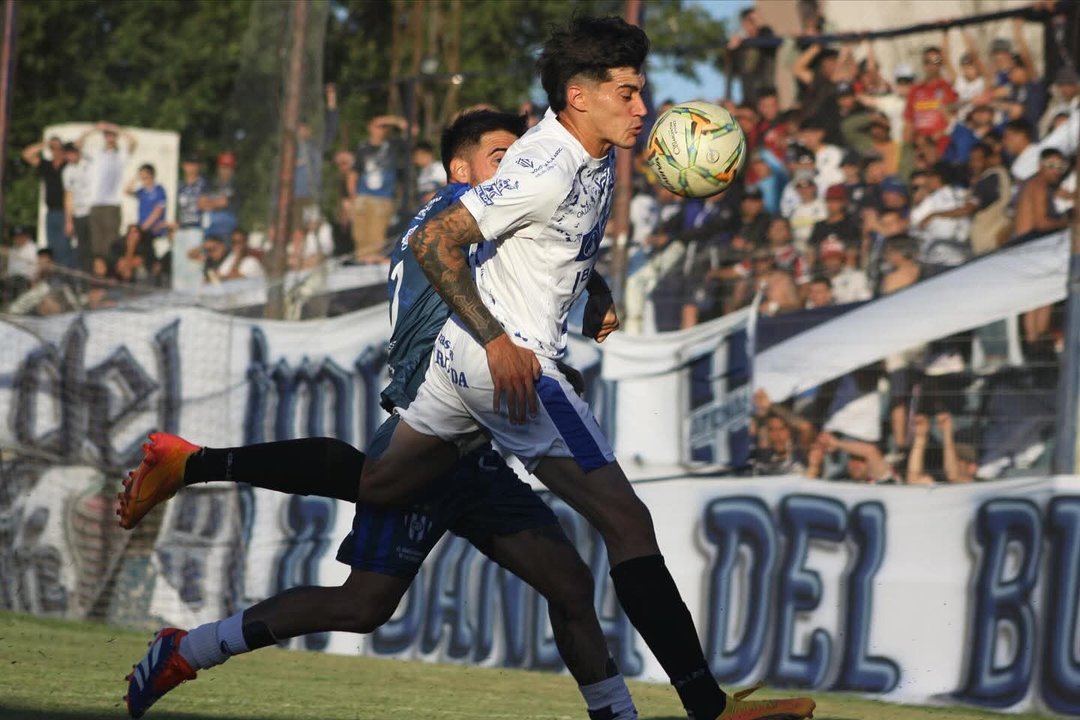 Atenas defiende la ventaja en Santiago y sueña con seguir en carrera por el ascenso thumbnail