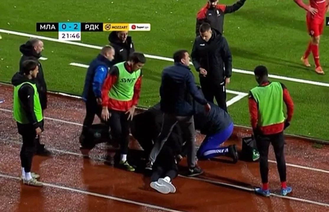 Tragedia en Serbia: muere un entrenador tras desvanecerse en pleno partido thumbnail