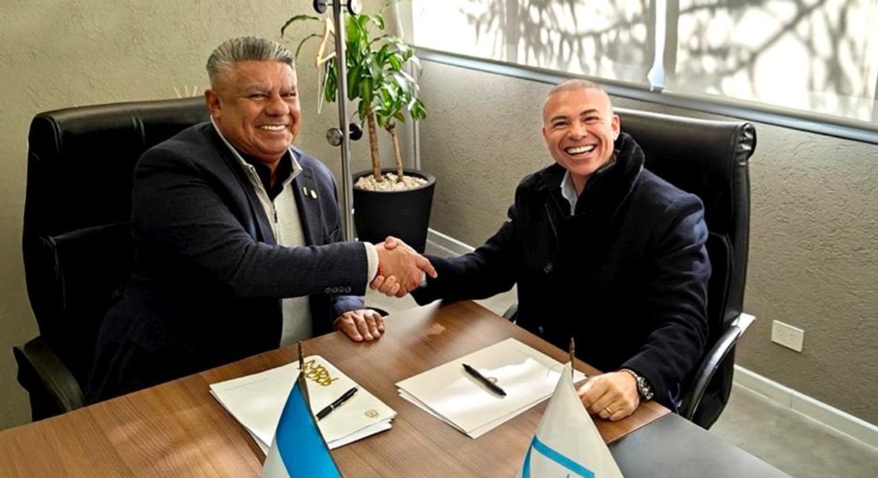 Acuerdo entre Tapia y el Carli: AFA firmó un contrato con Universo Jiménez thumbnail