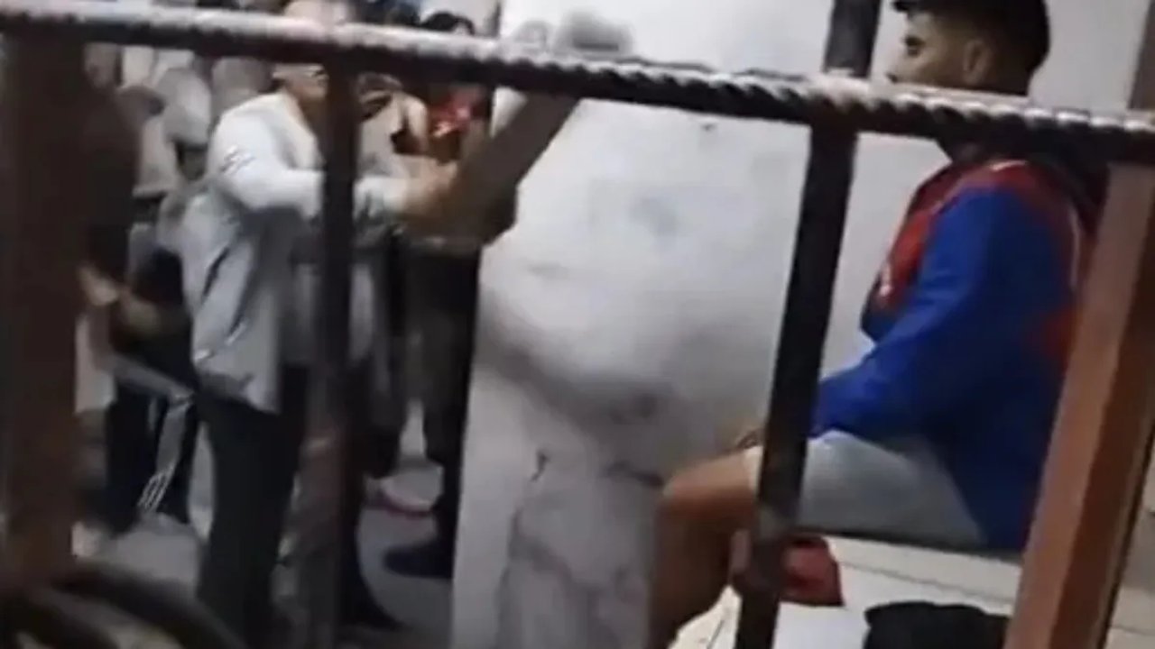 Violencia en el fútbol: se enojó y le clavó una llave en la cabeza thumbnail