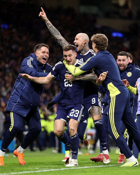 Épico! El gol de mitad de cancha que desató la locura en Glasgow thumbnail