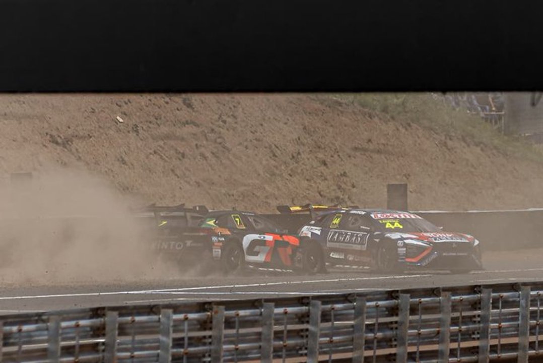 Un choque estremeció al automovilismo brasileño: incendio y dos pilotos lesionados thumbnail