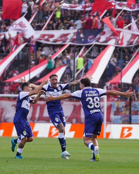 Gimnasia dio el golpe: 2-0 a Barracas y habrá clásico platense en el Bosque thumbnail