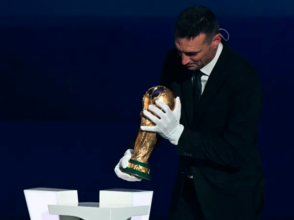 Lionel Scaloni llevó la Copa en la ceremonia del sorteo del próximo mundial thumbnail