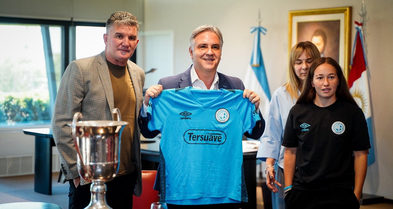 Hazaña celeste: el hito histórico que cambió el fútbol cordobés, Llaryora recibió a las campeonas thumbnail
