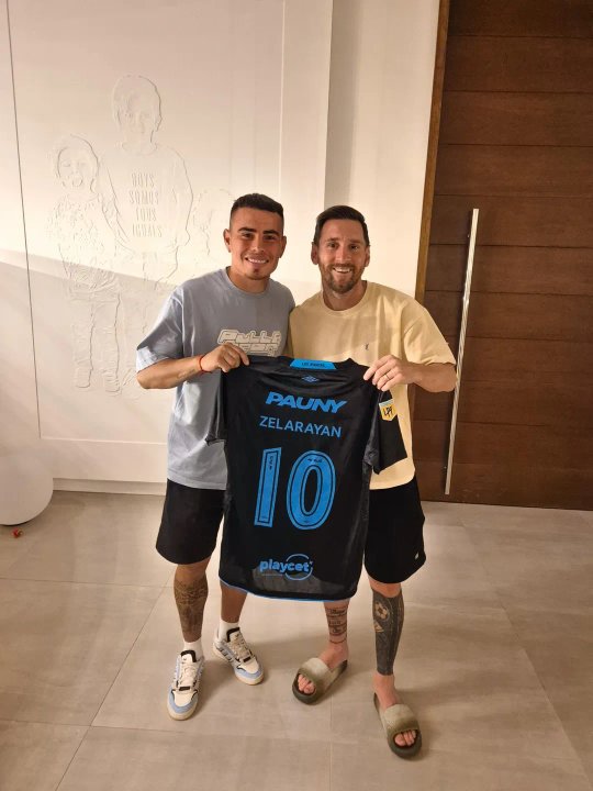 El sueño del Chino: Zelarayán conoció a Messi y le dio la camiseta de Belgrano thumbnail