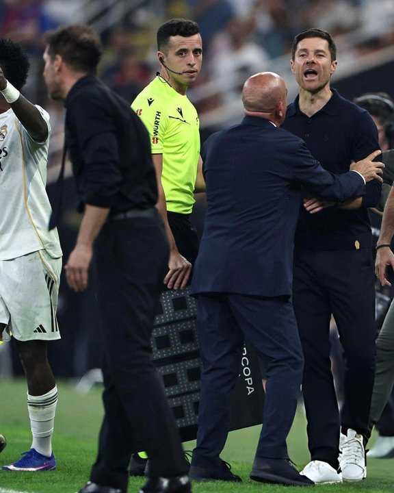 Xabi Alonso salió al cruce de Simeone y defendió a Vinícius: No todo vale thumbnail