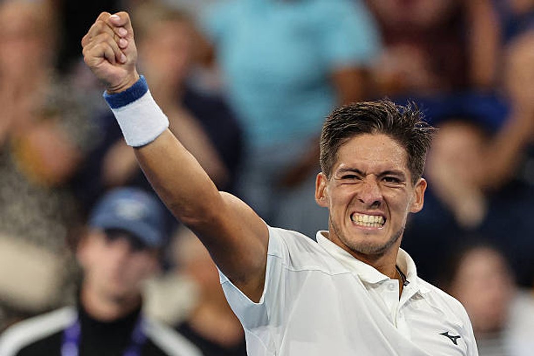 Batacazo en Auckland: Báez tumbó a un Top 10 y se metió en semifinales thumbnail