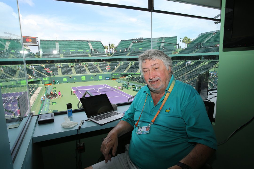 Murió Guillermo Salatino, una voz imprescindible del tenis argentino thumbnail