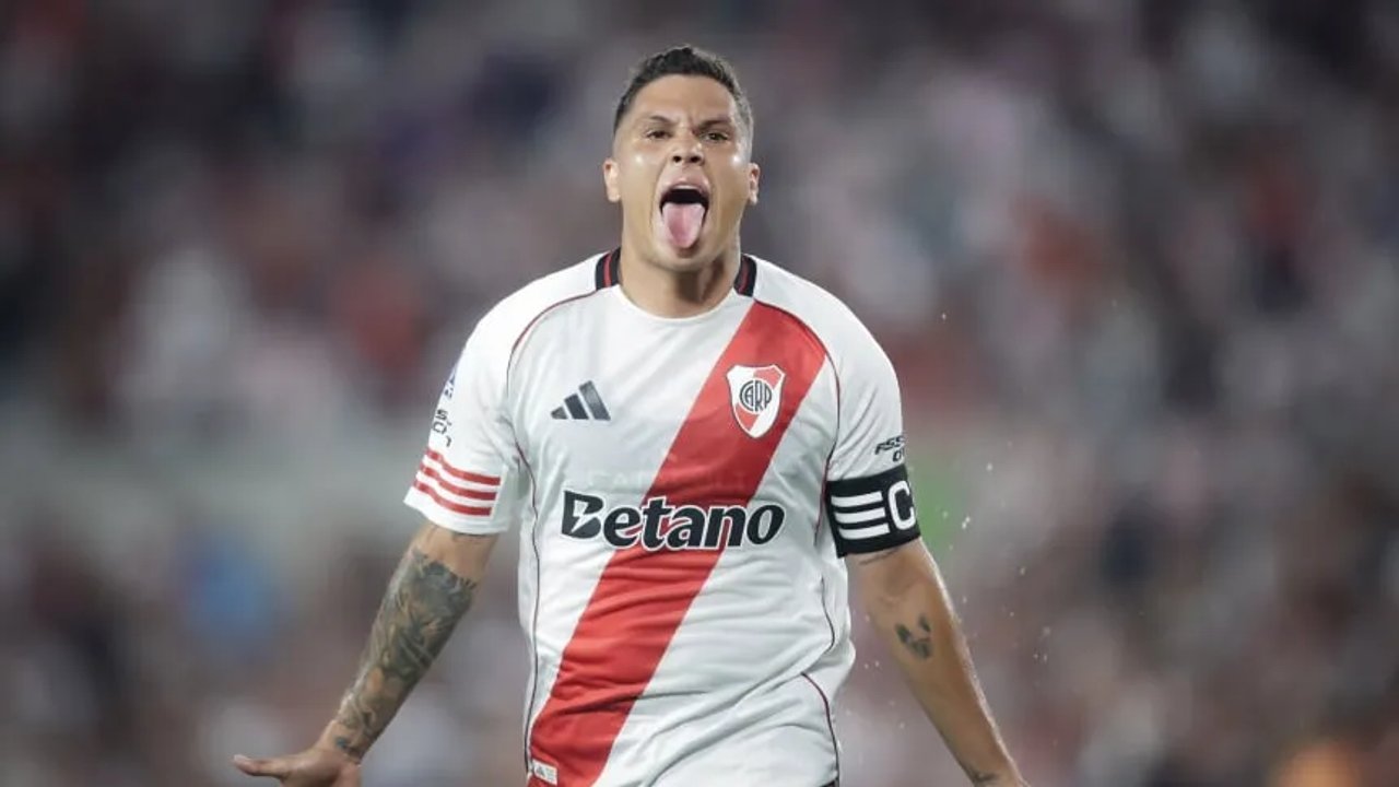 River ríe al ritmo de Juanfer: doblete magistral y fin de la racha en el Monumental thumbnail