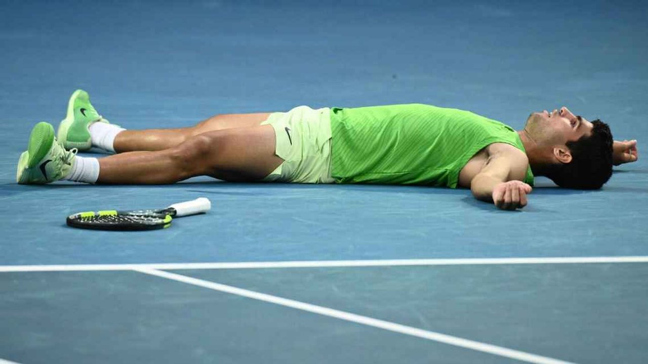Alcaraz vence a Zverev en una maratón de 5 h 27 m y avanza a la final del Australian Open thumbnail