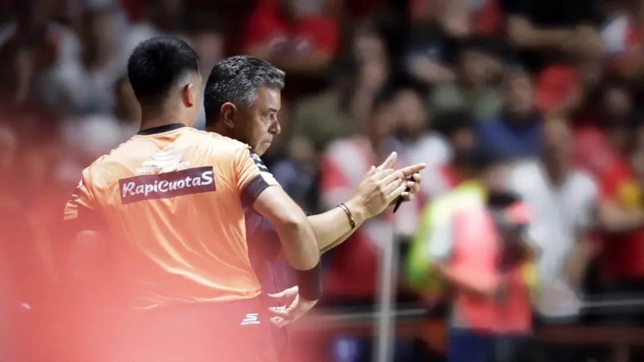 Escándalo en La Paternal: el explosivo cruce entre Gallardo y Merlos que casi termina a los golpes thumbnail