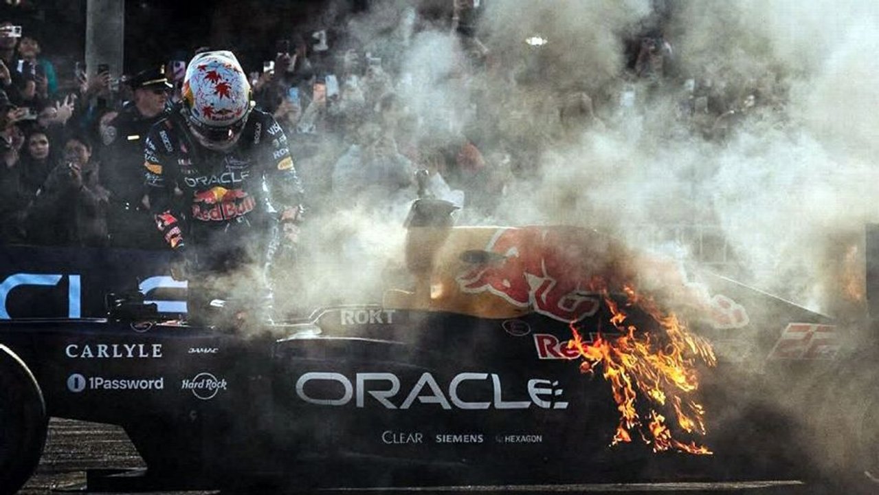 Salí de ahí, Yuki: el tenso momento en que el Red Bull de Tsunoda se prendió fuego en una exhibición thumbnail