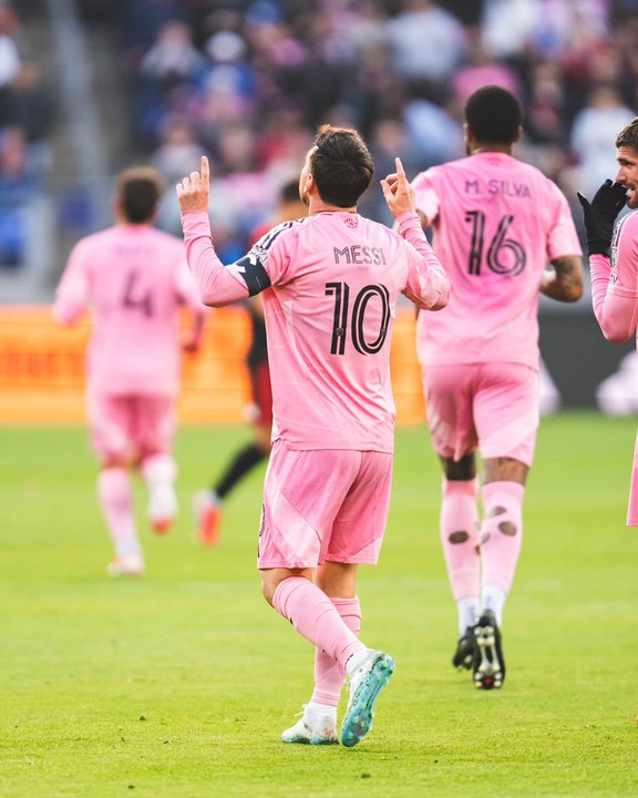 Con golazo y asistencia de lujo: Messi llegó a un gol de los 900 en la victoria del Inter Miami thumbnail