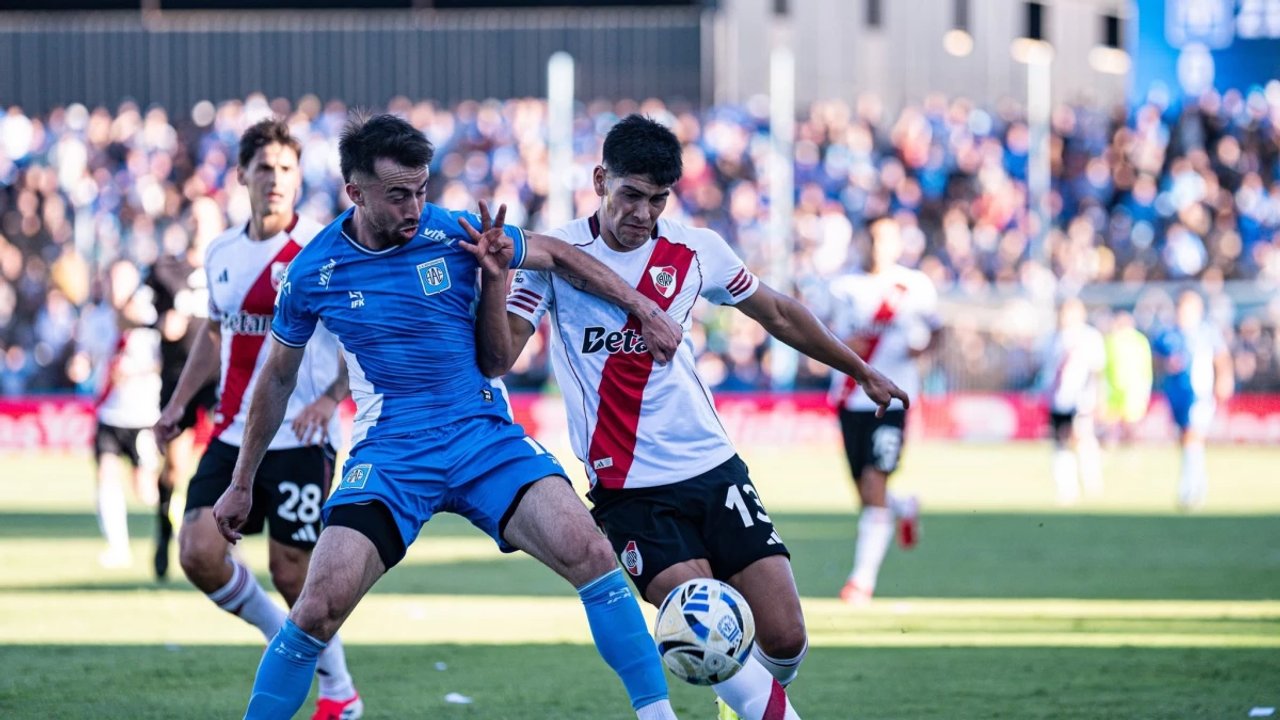 Con el VAR como protagonista, River festejó ante Estudiantes en Río Cuarto thumbnail