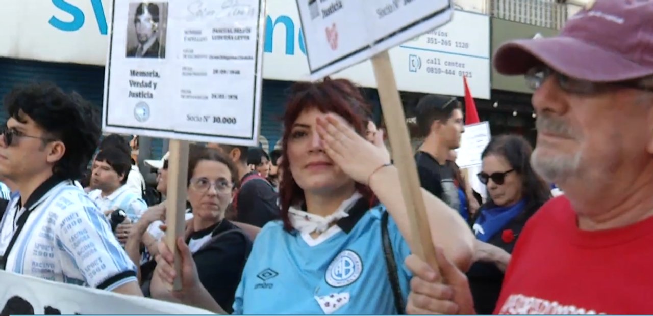 Hinchas de clubes cordobeses se unieron en la marcha por el Día de la Memoria thumbnail