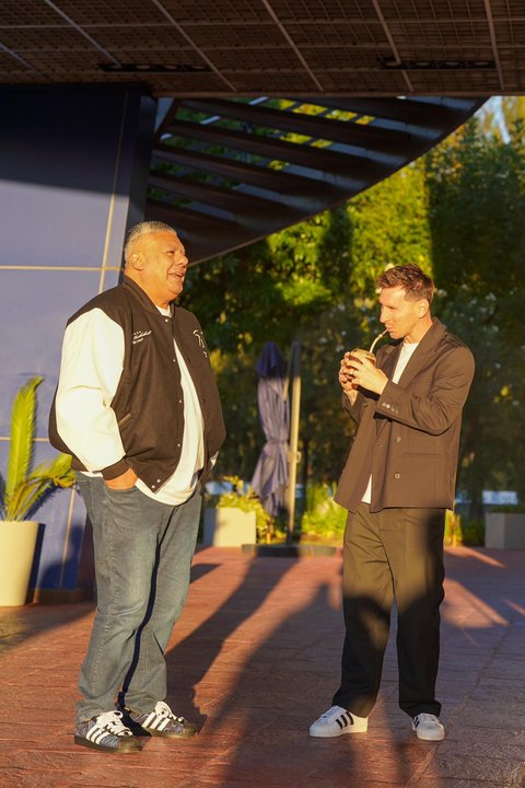 Mates y abrazos: el encuentro entre Messi y Tapia en la previa de los amistosos thumbnail