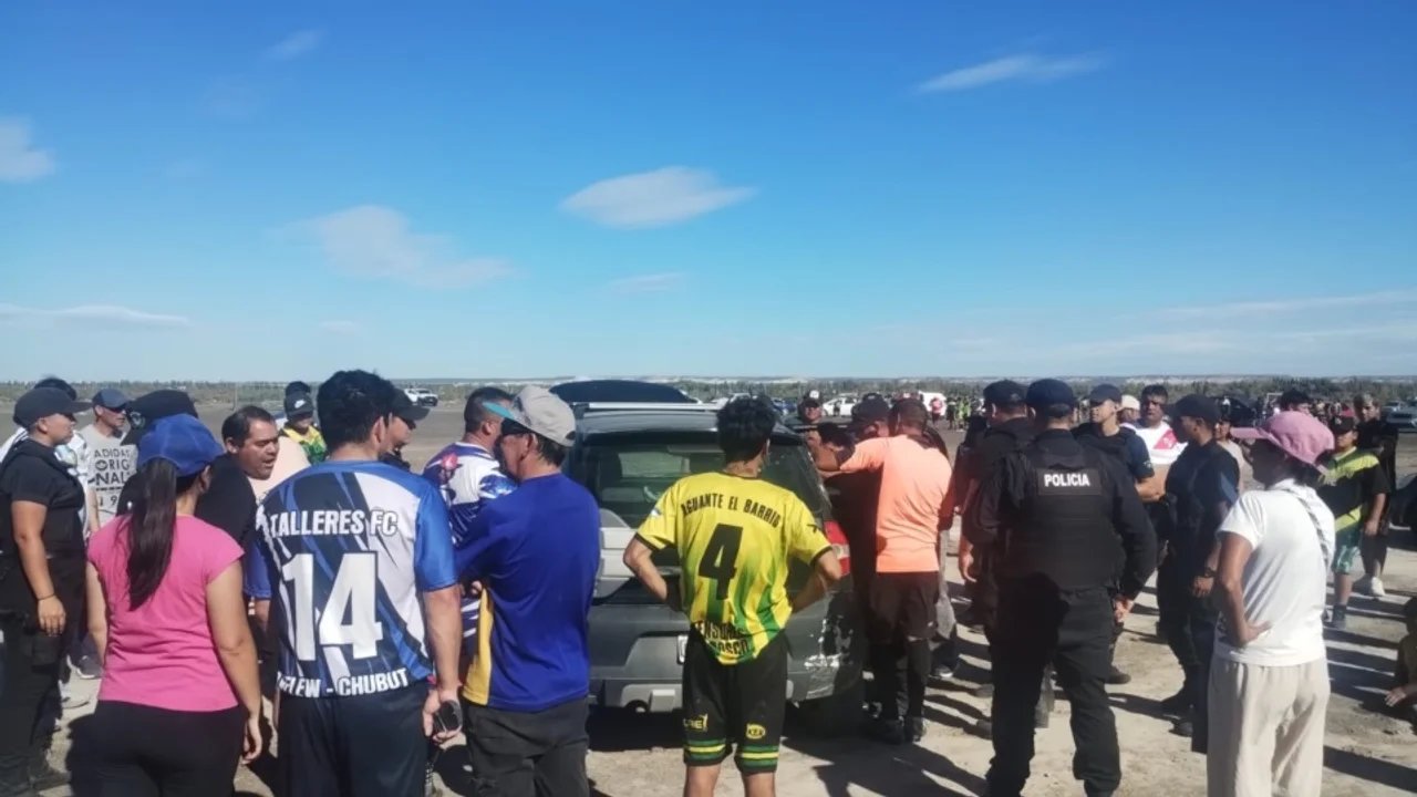 Dirigía un partido con tobillera electrónica, vio a la Policía y todo terminó mal thumbnail