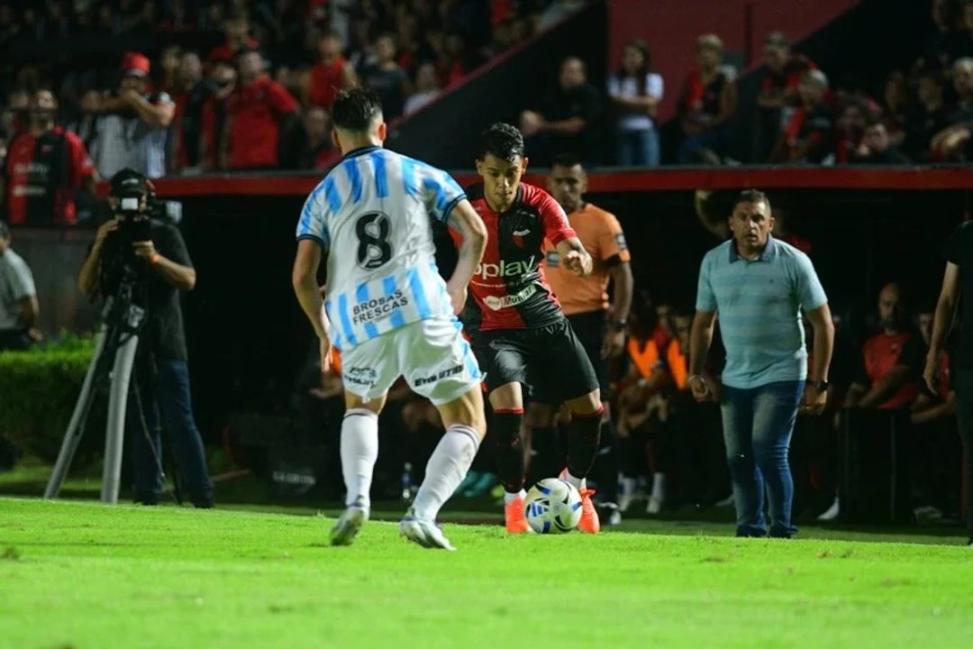 Con polémica y un gol de penal, Racing cayó ante Colón en Santa Fe thumbnail