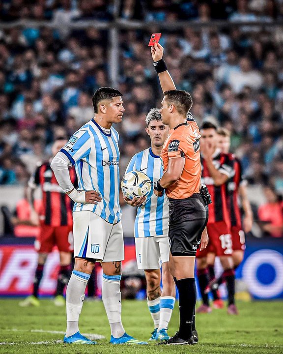 Dura sanción para Marcos Rojo tras la catarata de insultos al árbitro Zunino thumbnail
