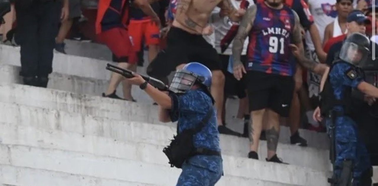 Terror en el Superclásico: por qué se detuvo el fútbol en Paraguay thumbnail