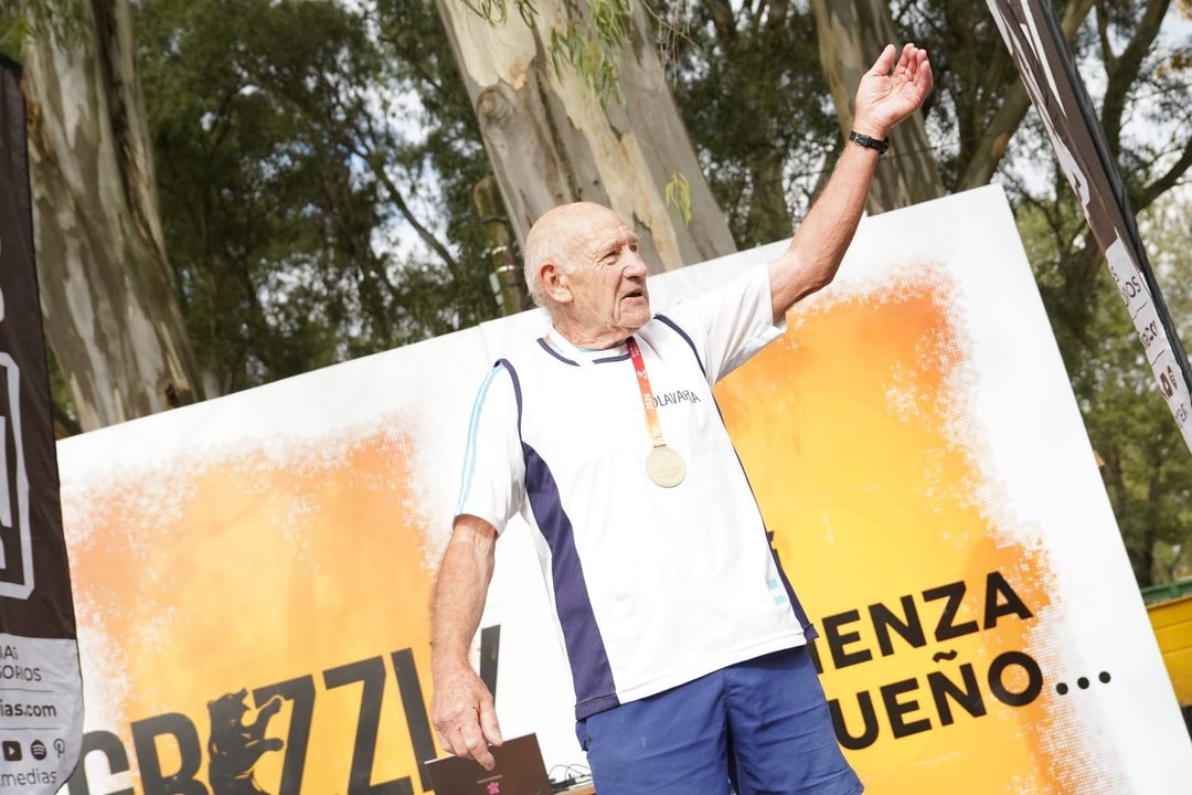 A los 81, corre para ganarle a la artrosis: tiene un solo riñón y es récord mundial thumbnail