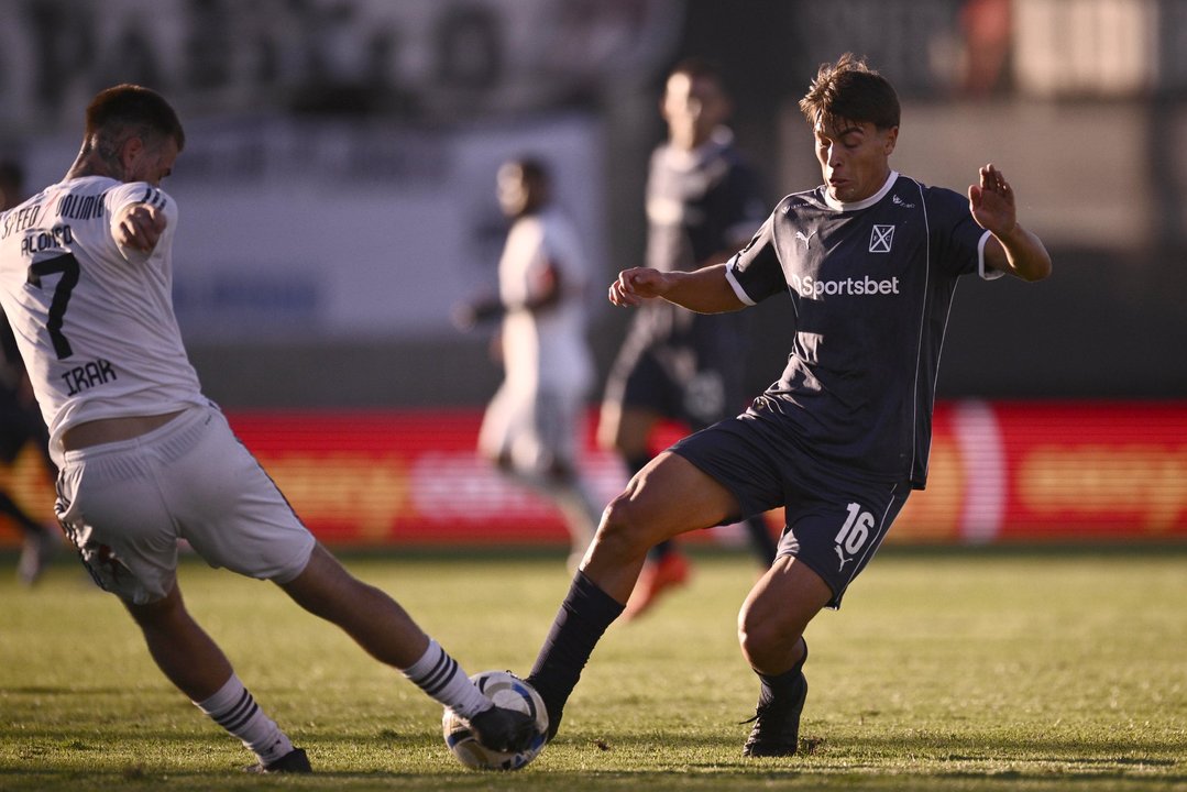 Golpe al Rojo: Riestra sorprendió a Independiente y se desató la furia contra el arbitraje thumbnail