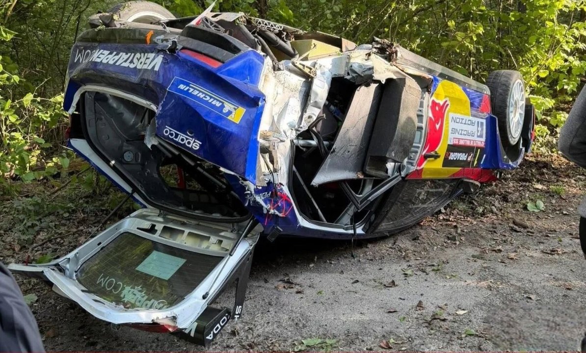 Impactante vuelco del padre de Max Verstappen en Bélgica: chocó contra un árbol y abandonó el rally thumbnail