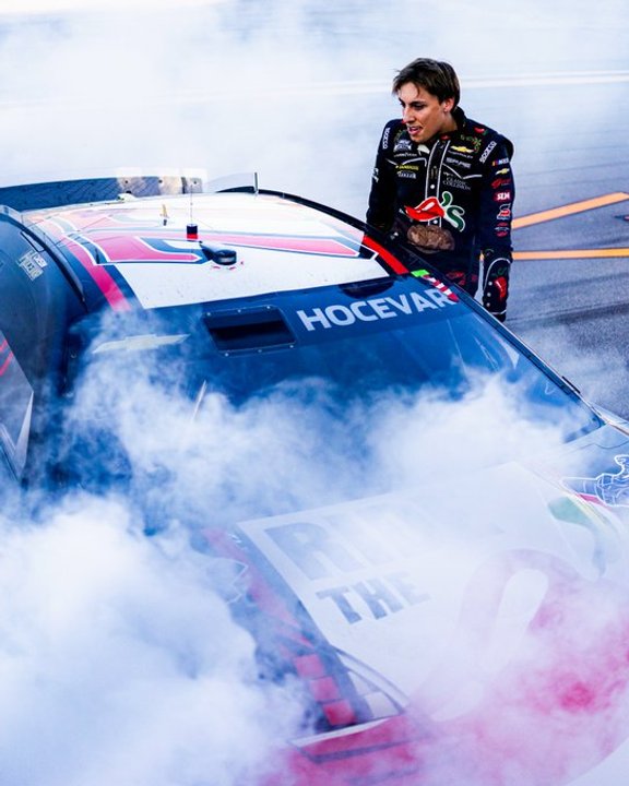 Caos, 25 autos chocados y un festejo icónico en NASCAR thumbnail