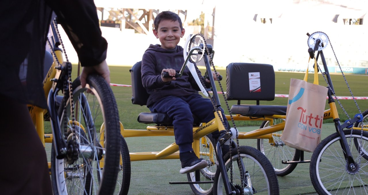 Deporte e inclusión en Córdoba: emotiva entrega de bicicletas adaptadas en el Kempes thumbnail