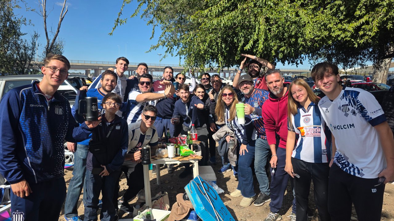 El color de la previa albiazul: miles de hinchas de Talleres esperan el clásico thumbnail