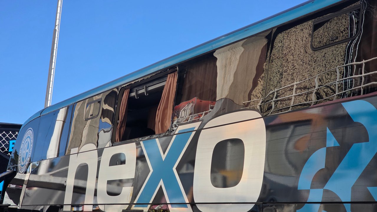 Incidentes en el Kempes: hinchas de Talleres atacaron con piedras el micro de Belgrano thumbnail