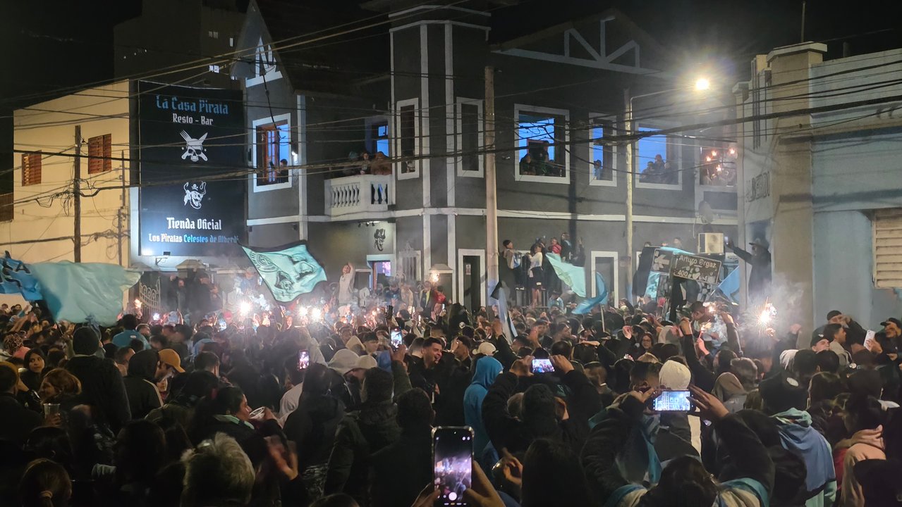 Locura en Alberdi: miles de hinchas de Belgrano festejan el histórico triunfo ante Talleres thumbnail
