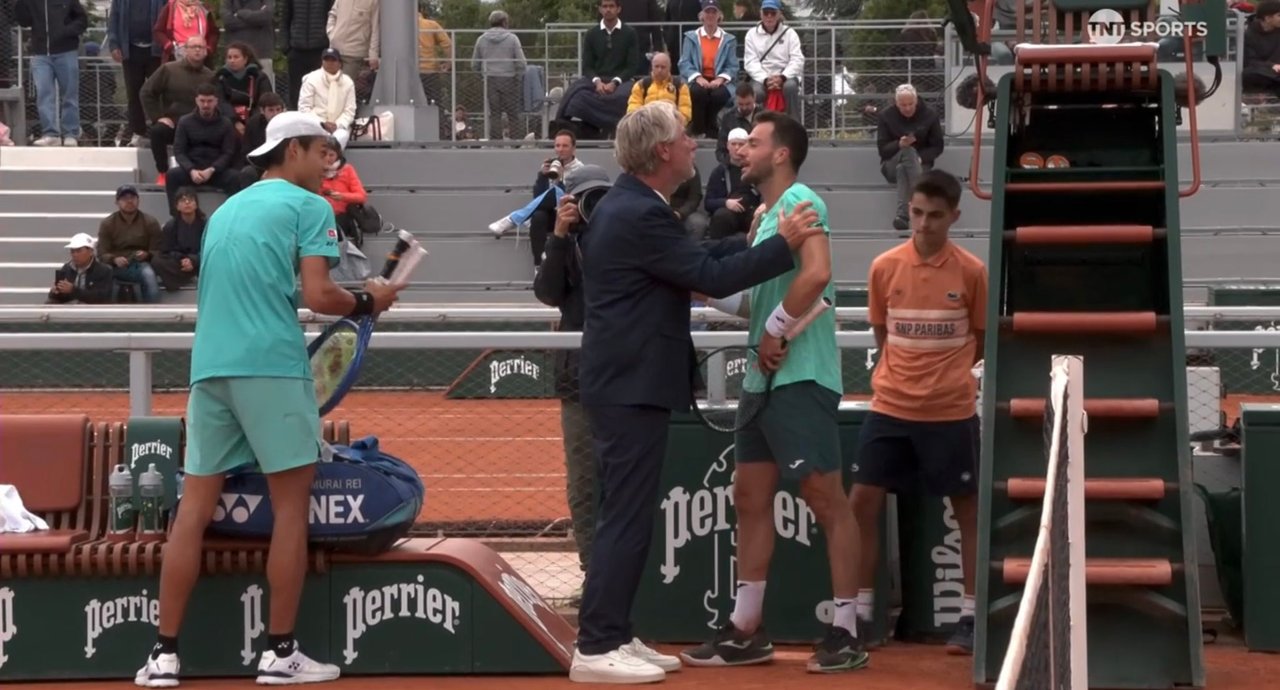 Fuerte cruce en la qualy de Roland Garros: un árbitro tuvo que intervenir entre dos tenistas thumbnail