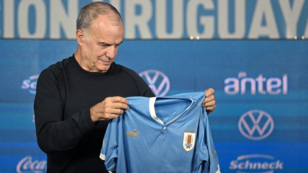 Marcelo Bielsa anunció que dejará la selección de Uruguay tras el Mundial 2026 thumbnail