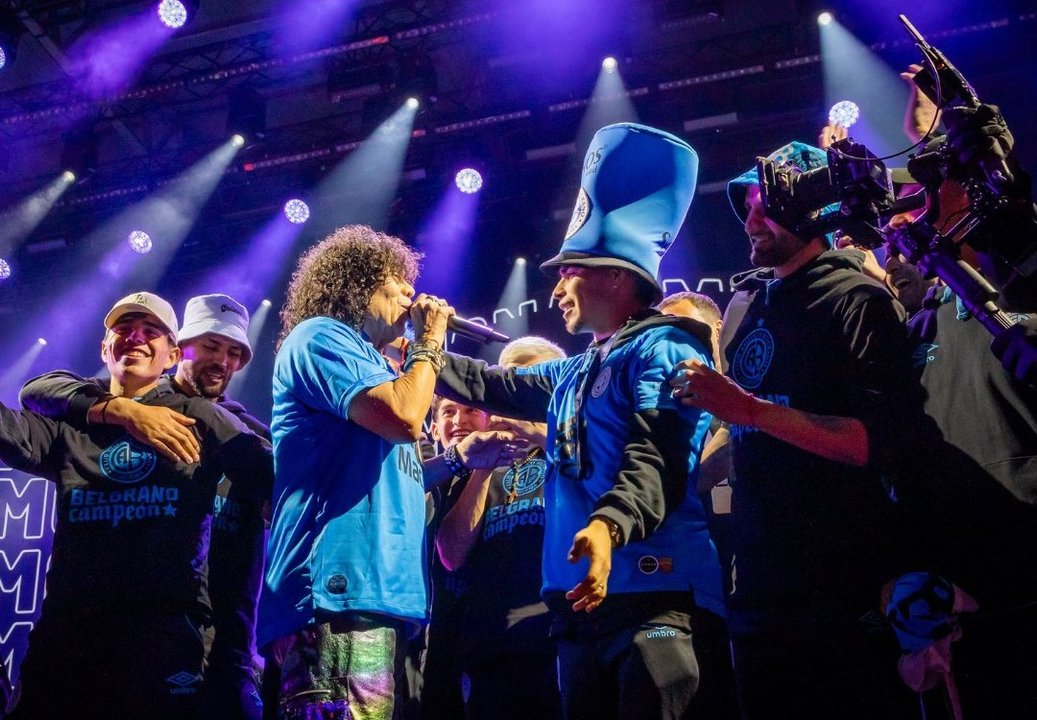 Locura celeste: el plantel de Belgrano festejó a puro cuarteto con La Mona thumbnail